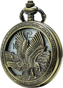 águila tallada en la tapa de un reloj de bolsillo de latón