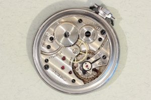 interior de un reloj de bolsillo de cuerda manual